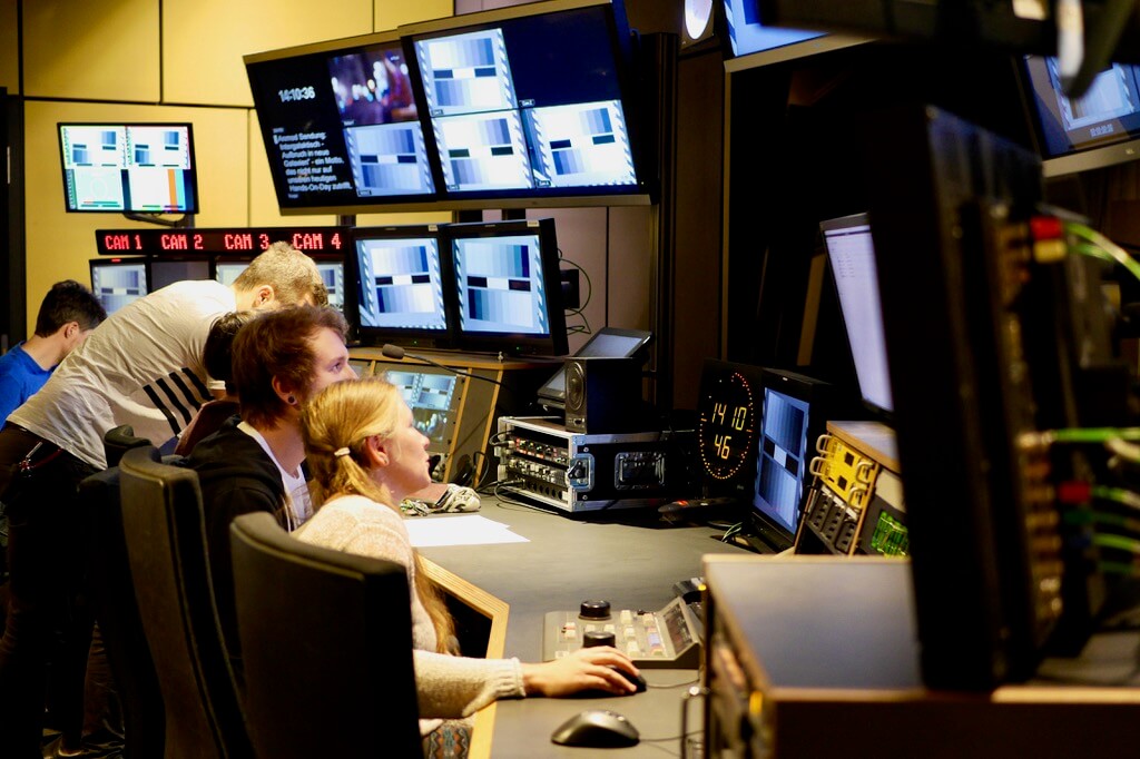 Studierende im TV-Studio