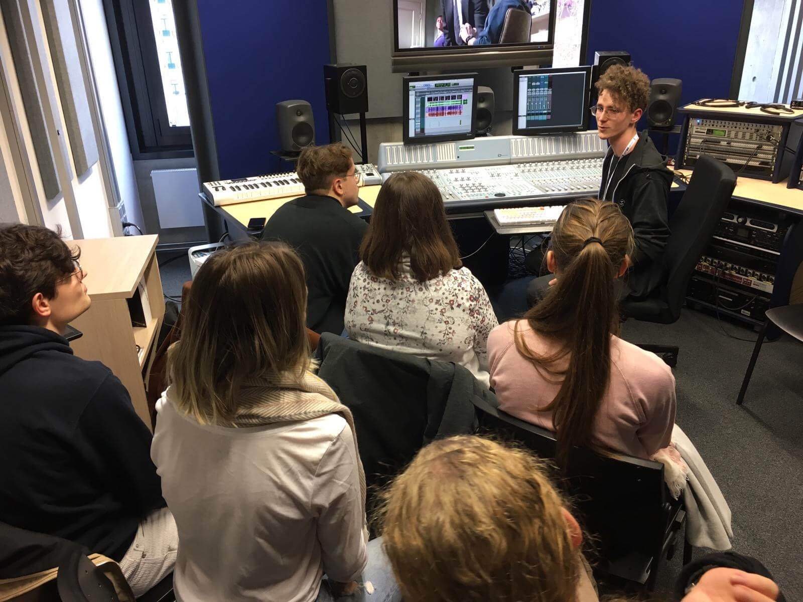 Workshopteilnehmer im Tonstudio